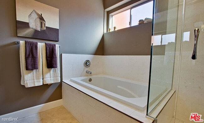Building Photo - 3 br, 3 bath Condo - 6280 W 3rd St Apt 437