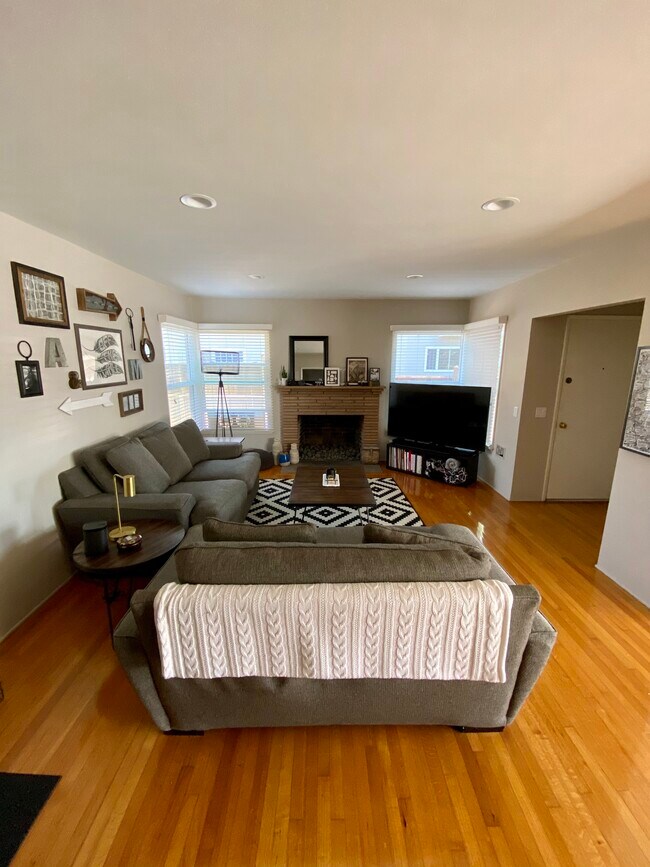 Sala de estar y entrada - 272 Termino Ave