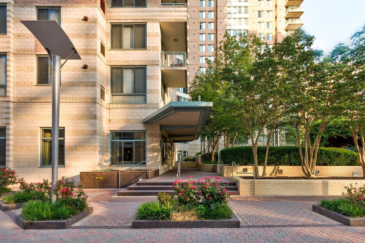Photo - 851 N Glebe Rd (Arlington, VA)