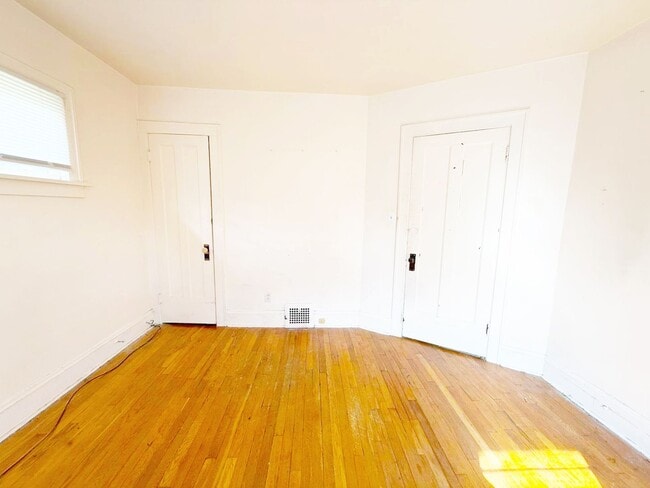 Building Photo - 3 BED 1 BATH BEAUTIFUL SINGLE FAMILY HOME