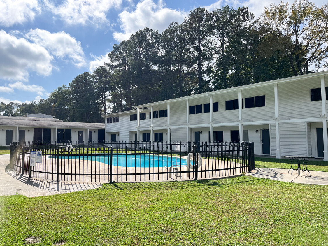 Primary Photo - Courtyard Apartment Homes