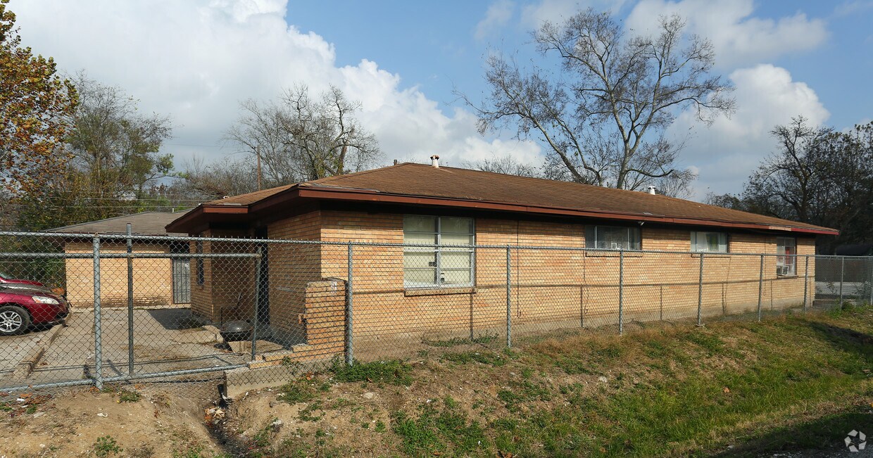 Building Photo - Chestnut Grove Apartments