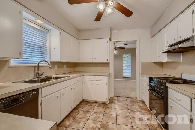 Building Photo - 908 Hilton Pl