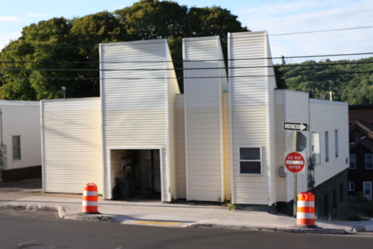 Foto del edificio - 312 E Montezuma Ave