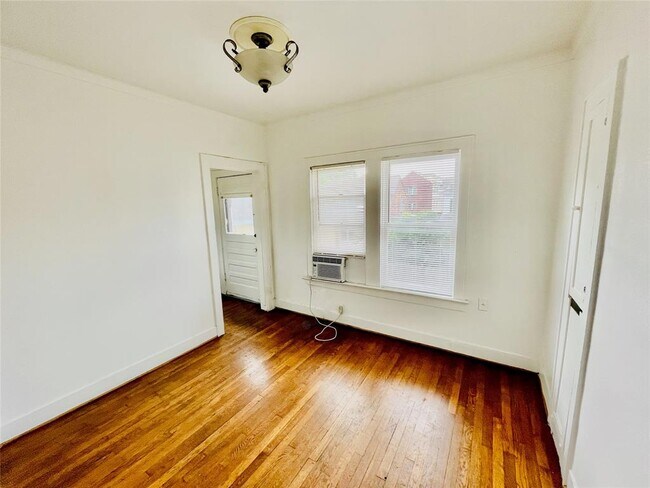 Foto del edificio - 320 W Polk St