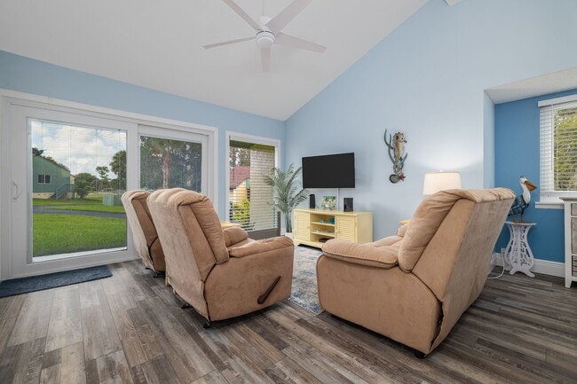 Building Photo - Vacation, Furnished, Townhome 2 Bed/ 1.5 B...