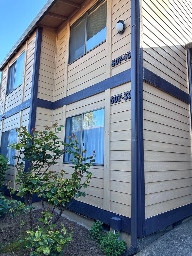 Building Photo - 607 SE 121st Ave