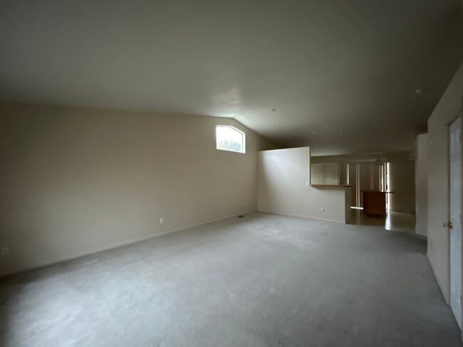 Foto del edificio - 3 Bedroom / 2 Bathroom Home in NE Madras