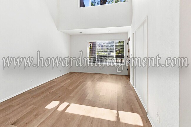 Foto del edificio - LAKE VIEW in LA! Majestic townhouse with high ceilings, three patios and lake view!