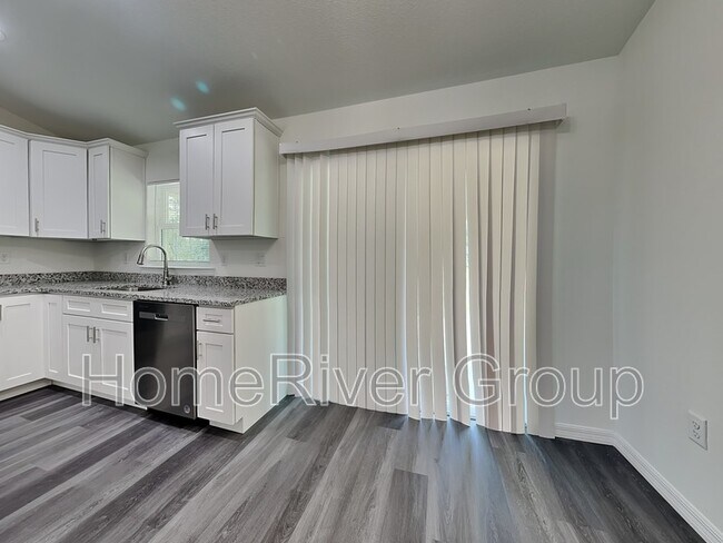 Foto del edificio - 129 Redwood Rd