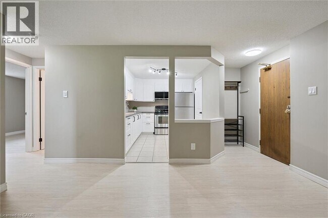 Building Photo - 565 Greenfield Ave