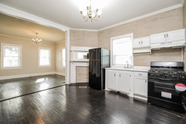 Building Photo - Charming Charleston Living ~ 3 bedroom / 2...