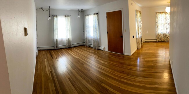 Building Photo - 4 Bedroom 1.5 Bath House with Washer and D...
