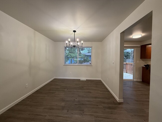 Building Photo - Very Spacious 4 bedroom Remodeled Split Le...