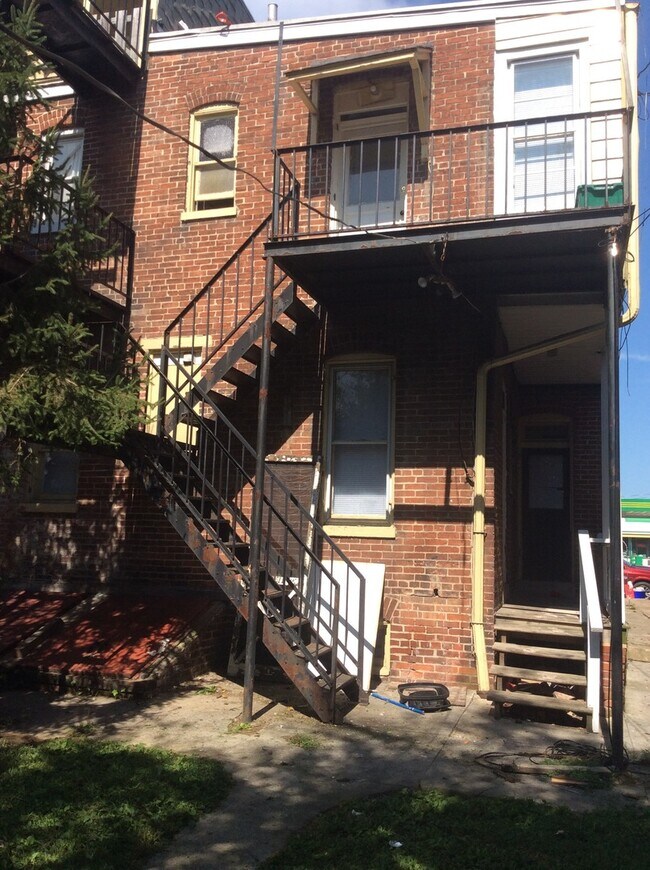 Foto del edificio - 1-2 Bedroom, 1st Floor, Yard, Laundry Option, West York SD