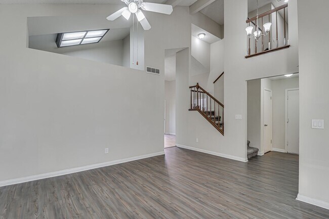 Foto del edificio - Gorgeous 2 Story Home Fully Upgraded – Move-In Ready!- 4 bedroom 3 bath