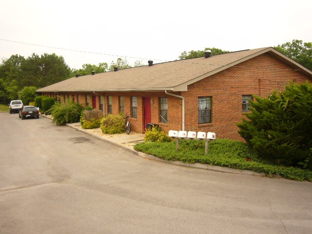 Primary Photo - 1806 Wagon Wheel Dr