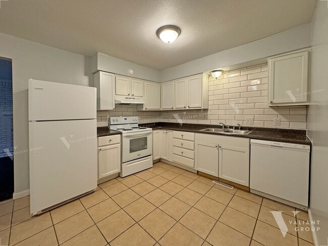 Building Photo - Spacious 2-Bedroom, 1-Bathroom Rental Dupl...