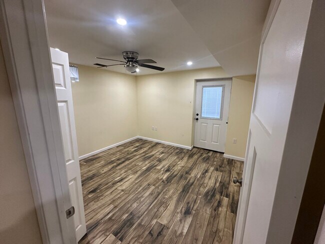 Foto del edificio - 7351 Waldman Ave