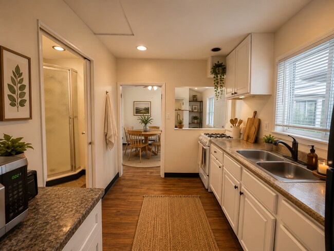 Foto del edificio - READY TO MOVE IN- MUST SEE - TWO CAR OFF STREET PARKING SPOTS AND UTILITIES PAID