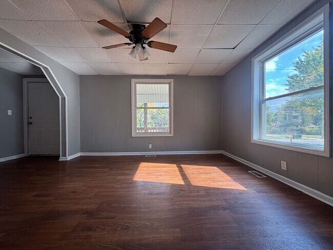 Foto del edificio - Rent this 4 Bedroom 1.5 bath Home availabl...