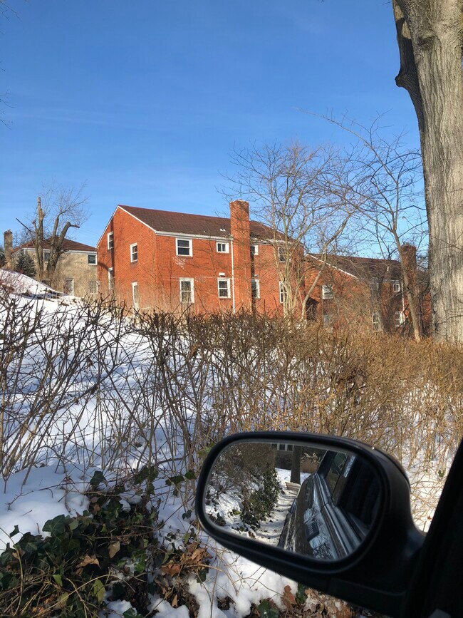 Building Photo - 490 Serpentine Dr