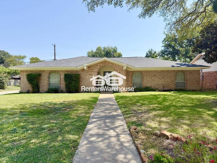 Foto principal - Spacious Corner-Lot Home with Cozy Charm a...