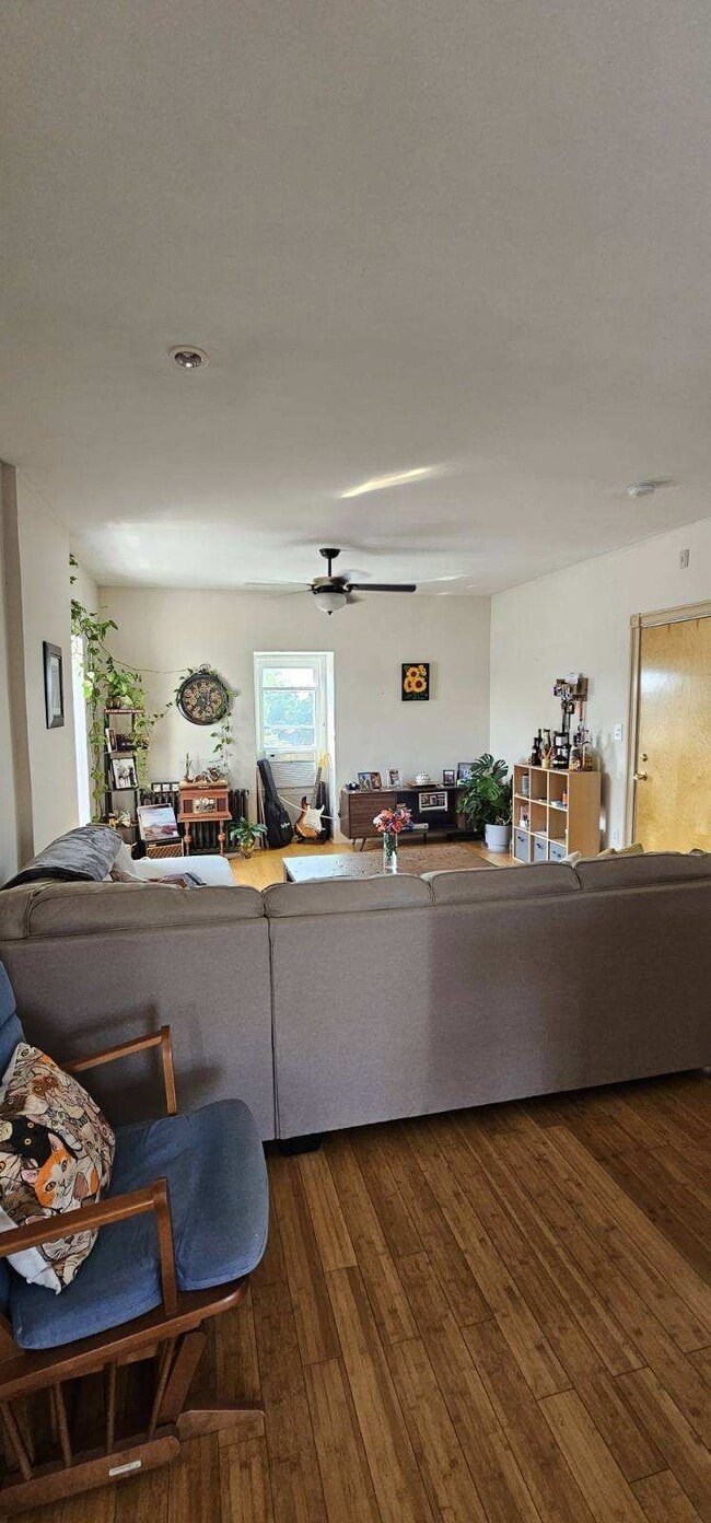 Sala de estar - 8139 Frankford Ave