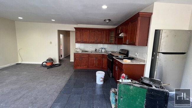 Building Photo - VERY LARGE 3 BEDEROOMS WITH PRIVATE BALCON...