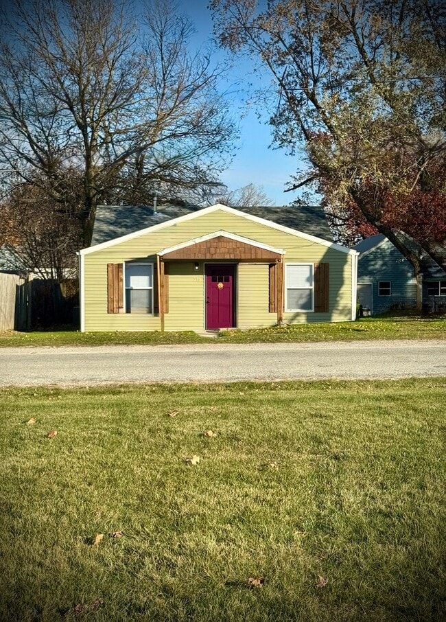 Building Photo - 218 S Oak St