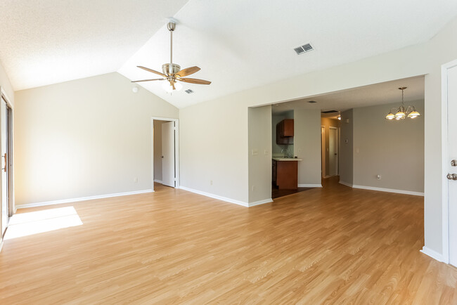 Building Photo - 3 Bedroom Jacksonville Home