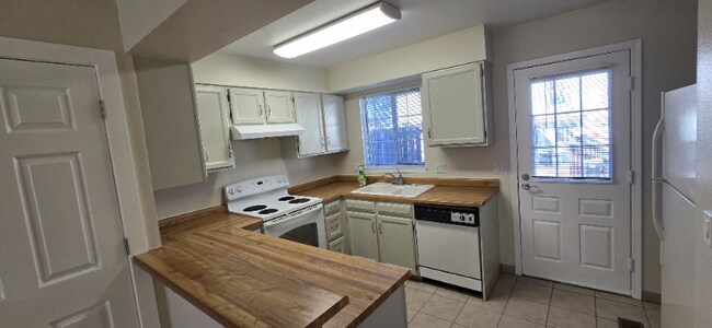 Foto del edificio - 9824 W Cornell Pl