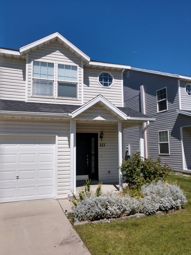 PRICE DROP! 3 bdrm 1.5 bath townhome! You'll love our giant DECK! - PRICE DROP! 3 bdrm 1.5 bath townhome! You'll love our giant DECK!
