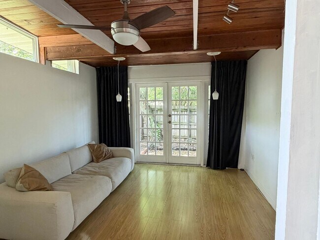 Building Photo - 1227 Country Club Dr