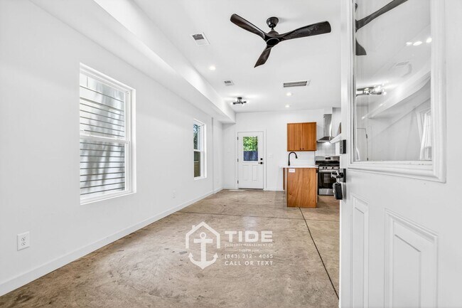 Foto del edificio - Modern Hanahan Living Near Park Circle