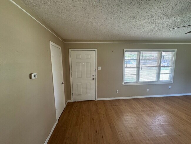 Foto del edificio - Charming 2 Bed 1 Bath 1 Car Garage Home