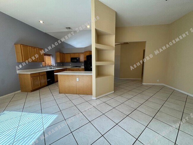 Foto del edificio - Spacious 4-Bedroom Home with Main-Level Primary Suite & 3-Car Garage