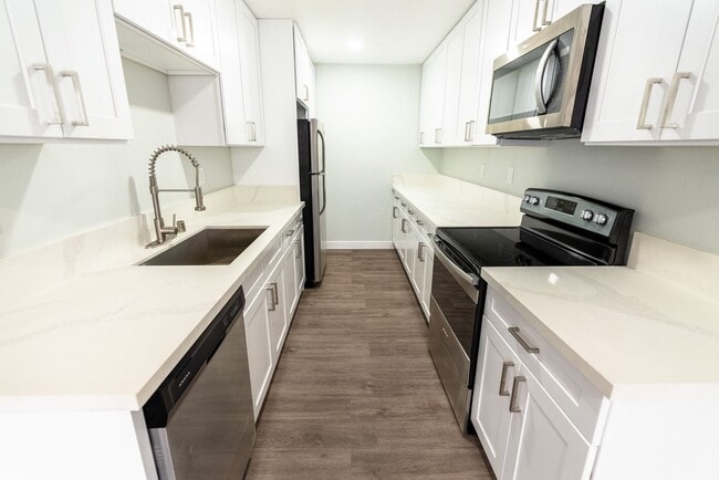 Interior Photo - 616 North Sweetzer Avenue