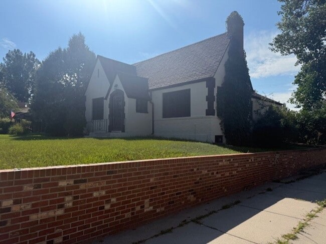 Building Photo - House For Lease