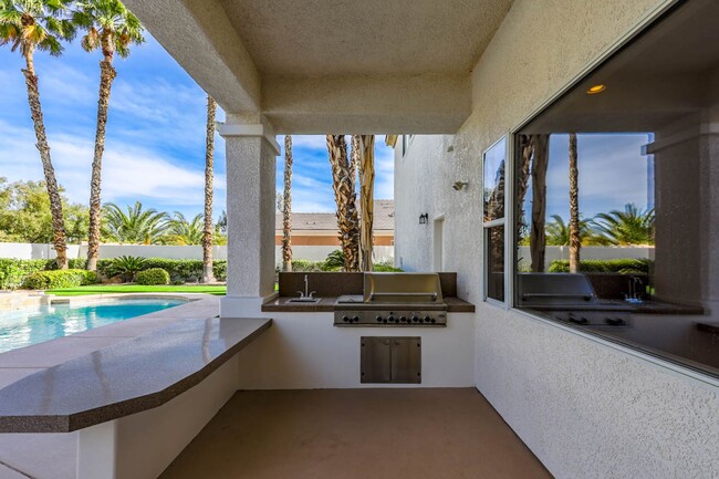 Foto del edificio - Stunning 6 Bedroom Home With Casita Pool H...