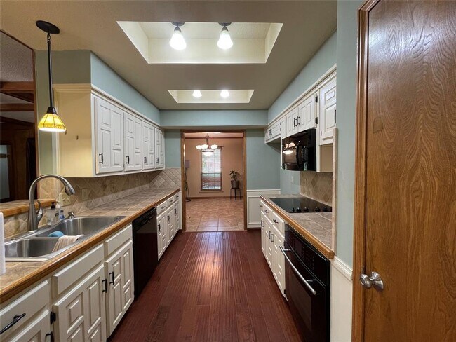 Building Photo - 5000 Andover Dr