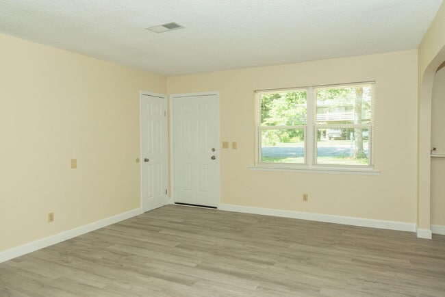 Building Photo - 705 Winton Ct