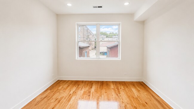 Building Photo - 3136 N Ridgeway Ave