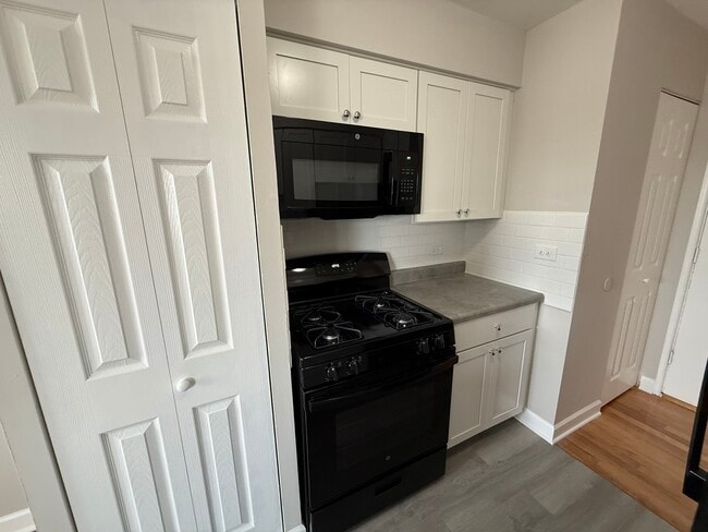 Building Photo - 3001 N Thatcher Ave