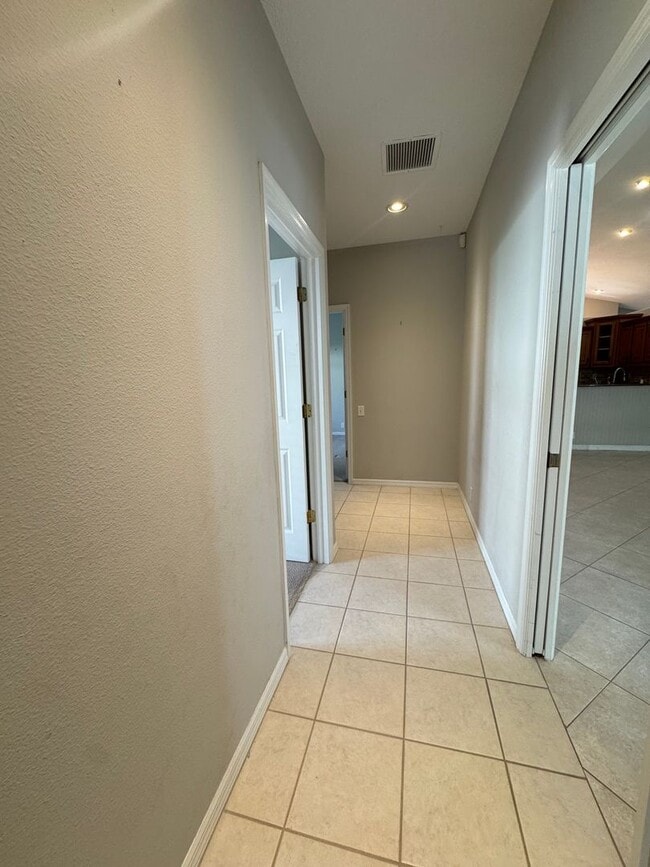 Foto del edificio - 4 Bedroom 2 Bathroom with Garage and Pool! Annual Rental