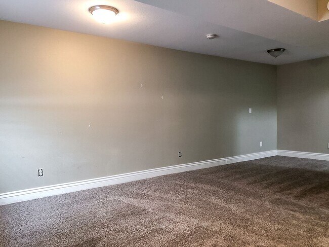 Foto del edificio - 4 Bed 2 Bath Home with 2 Car Garage and Fe...