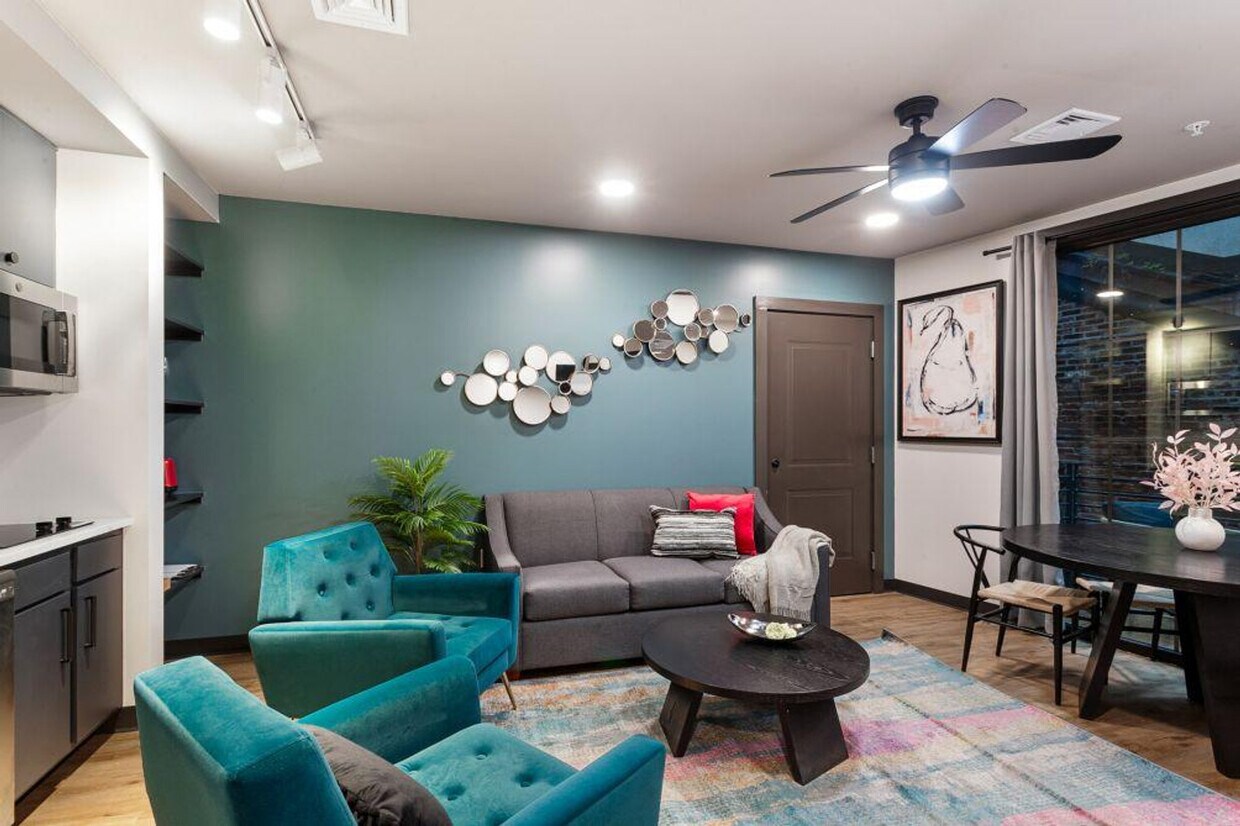 Primary Photo - 611 Commerce St