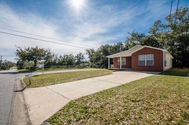 Building Photo - Half Off First Month's Rent