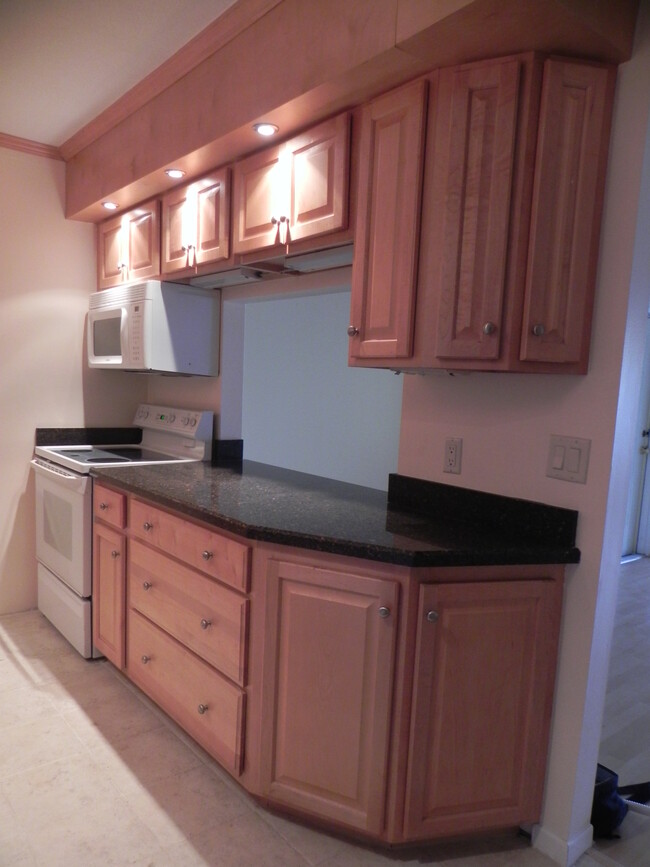 Building Photo - 1575 SW Silver Pine Way