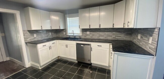 Photo - 1710 E Fayette St Apartments